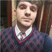 Ragazzo insegna italiano ai bambini di scuola elementare